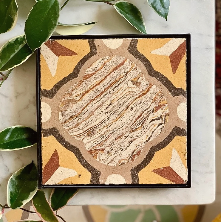 The Persikarja Saffi set of Lazarus Tiles was salvaged from Triq Santu Wistin, iż-Żejtun. Besides forming a red and white Maltese Cross in the corners, these tiles feature the beautiful marbling technique, sadly no longer produced today.